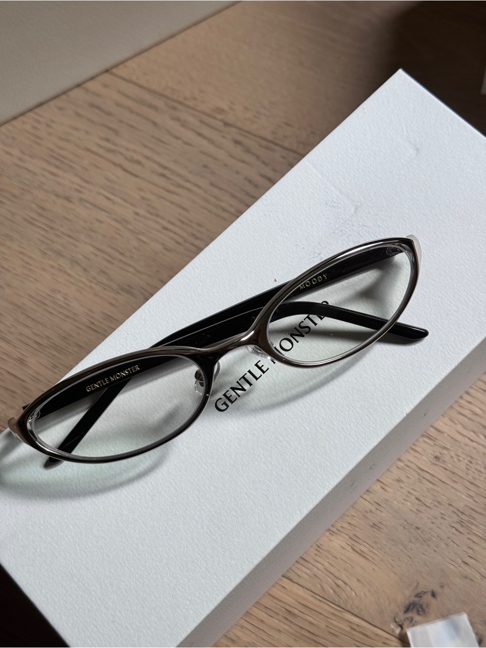 Gentle Monster Clear Oval Frame MOODY
Glasses in silver